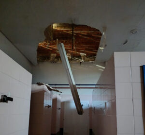 La tormenta del 4 de julio causó graves daños en el polideportivo San José, que debe someterse a reformas estructurales 2 La tormenta del 4 de julio causó graves daños en el polideportivo San José, que debe someterse a reformas estructurales