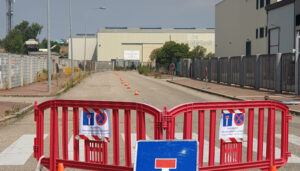 Los bomberos siguen trabajando en la nave del polígono Ródano de Azuqueca siniestrada