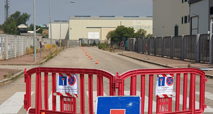 Los bomberos siguen trabajando en la nave del polígono Ródano de Azuqueca siniestrada