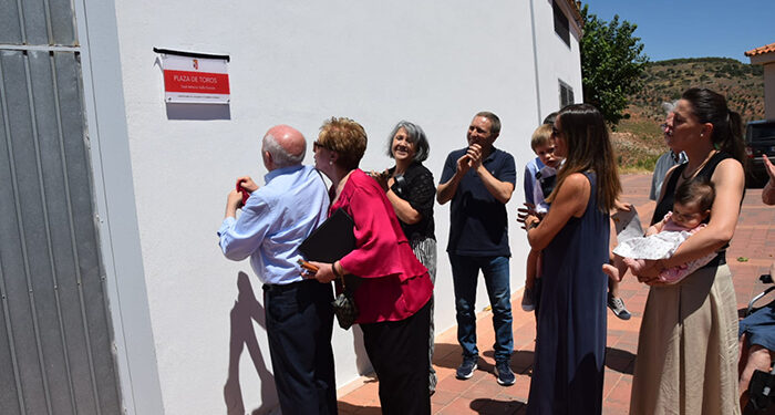 Martínez Chana destaca la vocación de servicio público de los alcaldes en el homenaje a José Antonio Valls en Torrejoncillo 1 Martínez Chana destaca la vocación de servicio público de los alcaldes en el homenaje a José Antonio Valls en Torrejoncillo