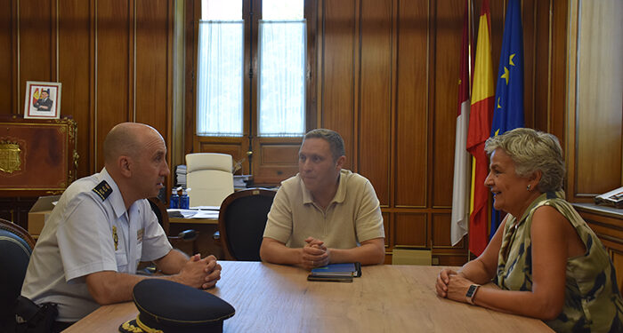 Martínez Chana recibe al nuevo comisario de Policía Nacional en Cuenca, Francisco Sánchez 1 Martínez Chana recibe al nuevo comisario de Policía Nacional en Cuenca, Francisco Sánchez