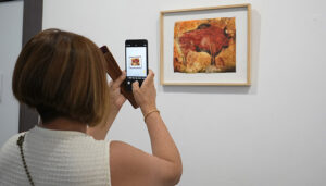 Segundo Santos crea “lienzos de papel artesanal” para su primera exposición pictórica en la sala ACUA del campus de Cuenca