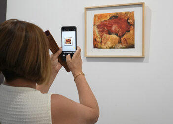 Segundo Santos crea “lienzos de papel artesanal” para su primera exposición pictórica en la sala ACUA del campus de Cuenca