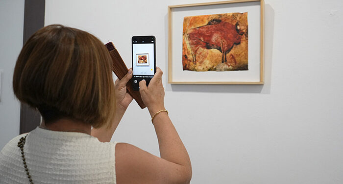 Segundo Santos crea “lienzos de papel artesanal” para su primera exposición pictórica en la sala ACUA del campus de Cuenca