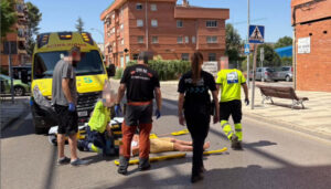 Trasladado al Hospital Virgen de la Luz un motorista tras colisionar contra un turismo en la calle Guardia Civil