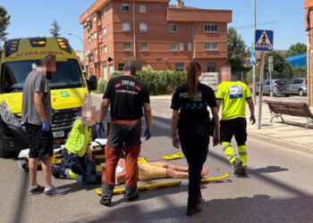 Trasladado al Hospital Virgen de la Luz un motorista tras colisionar contra un turismo en la calle Guardia Civil