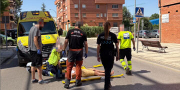Trasladado al Hospital Virgen de la Luz un motorista tras colisionar contra un turismo en la calle Guardia Civil