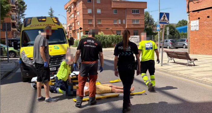 Trasladado al Hospital Virgen de la Luz un motorista tras colisionar contra un turismo en la calle Guardia Civil