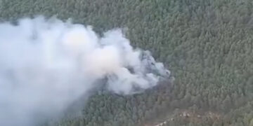 Un total de 15 medios y 67 personas luchan contra el fuego en Cañizares
