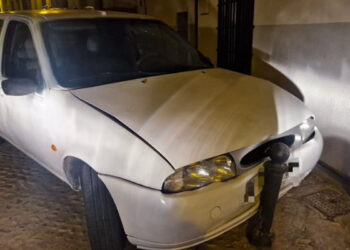 Un vehículo colisiona contra un bolardo en Cuenca cuando huía de la Policía Local