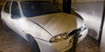 Un vehículo colisiona contra un bolardo en Cuenca cuando huía de la Policía Local