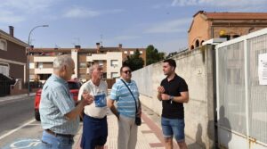 20250812 Juan Flores acompanado de representantes de las directivas de las asociaciones de Vecinos y Jubilados del barrio de Los Manantiales