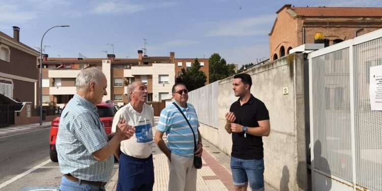 Juan Flores. Guarinos permite que el centro social del Cuartel del Henares, cerrado mes y medio por una avería, prive de su uso al vecindario 1 20250812 Juan Flores acompanado de representantes de las directivas de las asociaciones de Vecinos y Jubilados del barrio de Los Manantiales