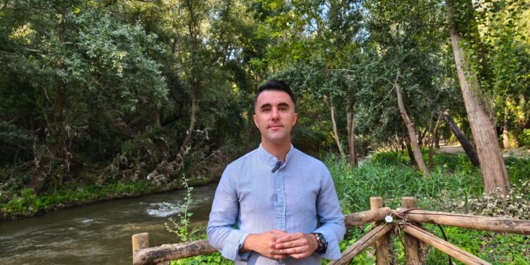 Plásticos, toallitas, ramas y basura: “¿a esto se refiere Guarinos cuando presume de limpieza del río Henares?”, denuncia el PSOE 1 20250814 El concejal socialista Juan Flores se ha desplazado esta manana a la ribera del Henares