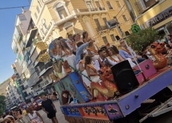 El desfile de carrozas de San Julián provoca esta tarde afecciones de tráfico