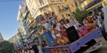 El desfile de carrozas de San Julián provoca esta tarde afecciones de tráfico