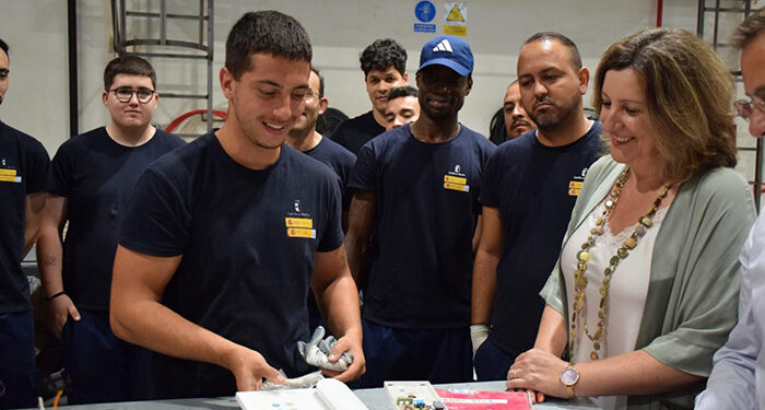 Castilla-La Mancha es la tercera comunidad autónoma en descenso de paro en el mes de julio y bate su récord de afiliación a la Seguridad Social 1 Castilla-La Mancha es la tercera comunidad autónoma en descenso de paro en el mes de julio y bate su récord de afiliación a la Seguridad Social
