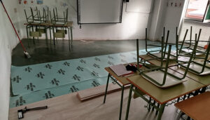 Comienzan los trabajos de instalación de tarima flotante y estores en las aulas de la Escuela Municipal de Idiomas de Azuqueca