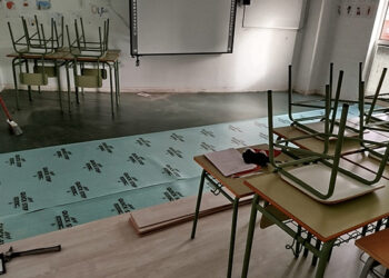Comienzan los trabajos de instalación de tarima flotante y estores en las aulas de la Escuela Municipal de Idiomas de Azuqueca