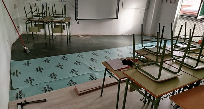 Comienzan los trabajos de instalación de tarima flotante y estores en las aulas de la Escuela Municipal de Idiomas de Azuqueca