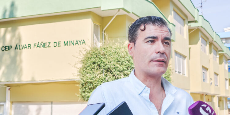 El Ayuntamiento de Guadalajara renueva la fachada del CEIP Álvar Fáñez tras 25 años sin intervención 1 David Garcia concejal de Servicios Municipales