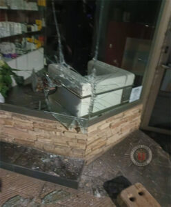 Detenida una mujer de madrugada tras intentar robar en un comercio de Cuenca rompiendo el escaparate con un bloque de hormigón