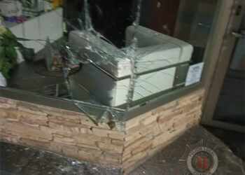 Detenida una mujer de madrugada tras intentar robar en un comercio de Cuenca rompiendo el escaparate con un bloque de hormigón