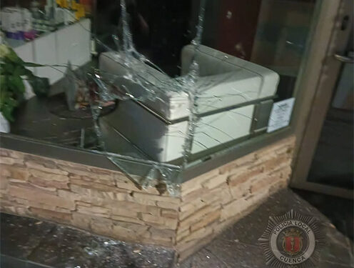 Detenida una mujer de madrugada tras intentar robar en un comercio de Cuenca rompiendo el escaparate con un bloque de hormigón