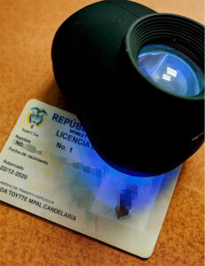 Detenido un conductor en Cuenca por presentar un permiso de conducir falso