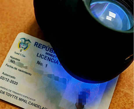 Detenido un conductor en Cuenca por presentar un permiso de conducir falso