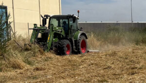 El Ayuntamiento de Azuqueca acomete el desbroce y la limpieza de ocho parcelas privadas para evitar el riesgo de incendio 2 El Ayuntamiento de Azuqueca acomete el desbroce y la limpieza de ocho parcelas privadas para evitar el riesgo de incendio