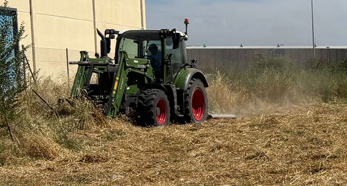 El Ayuntamiento de Azuqueca acomete el desbroce y la limpieza de ocho parcelas privadas para evitar el riesgo de incendio 1 El Ayuntamiento de Azuqueca acomete el desbroce y la limpieza de ocho parcelas privadas para evitar el riesgo de incendio