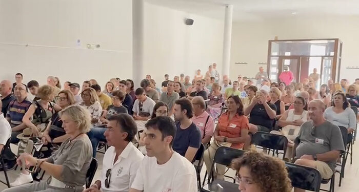 Éxito de participación en la mesa informativa sobre las macrogranjas en Maranchón