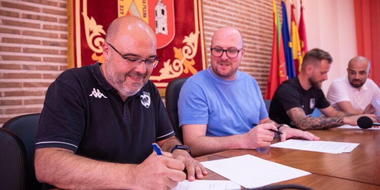 Acuerdo entre el CD Guadalajara y el Ayuntamiento de Yunquera para la cesión temporal de instalaciones 1 Firma CD Guadalajara 1