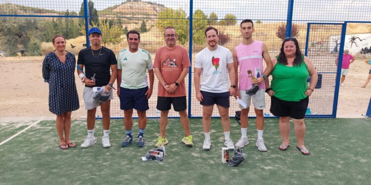 Cañaveras celebra con éxito su I Torneo de Pádel y prepara el primer campeonato femenino de la Alcarria Conquense 1 Foto familia Entrega Trofeos