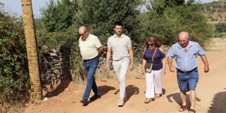Román García resalta el buen estado de las calles y servicios de Rebollosa de Jadraque gracias al trabajo y la dedicación de la alcaldesa 1 Foto visita Rebollosa Jadraque 1