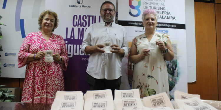 La Federación Provincial de Turismo y Hostelería de Guadalajara repartirá entre empresarios del sector servilletas contra la violencia de género 1 IMG 1770
