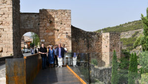 Inaugurada la pasarela en el Arco de Bezudo para mejorar la accesibilidad y movilidad peatonal 2 Inaugurada la pasarela en el Arco de Bezudo para mejorar la accesibilidad y movilidad peatonal