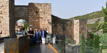 Inaugurada la pasarela en el Arco de Bezudo para mejorar la accesibilidad y movilidad peatonal
