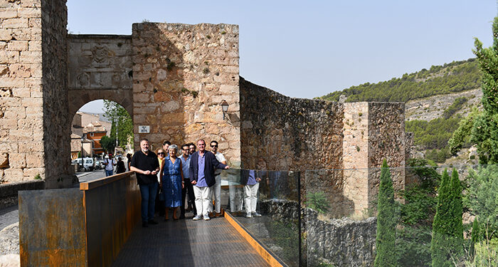 Inaugurada la pasarela en el Arco de Bezudo para mejorar la accesibilidad y movilidad peatonal 1 Inaugurada la pasarela en el Arco de Bezudo para mejorar la accesibilidad y movilidad peatonal