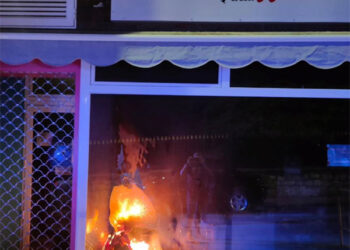 Incendio en el escaparate de un local comercial en la calle Ramón y Cajal de Cuenca