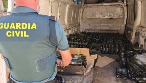 La Guardia Civil de Guadalajara detiene a dos personas por la sustracción de media tonelada de aceite de oliva de un camión estacionado en la A-2