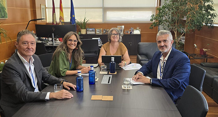 La Junta impulsa junto a los máximos representantes del sector del textil la recogida selectiva y la circularidad de estos residuos en Castilla-La Mancha 1 La Junta impulsa junto a los máximos representantes del sector del textil la recogida selectiva y la circularidad de estos residuos en Castilla-La Mancha