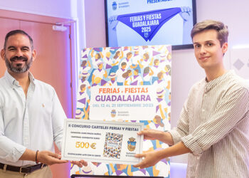 La energía, la gente y el pañuelo morado protagonistas en el cartel oficial de las Ferias y Fiestas de Guadalajara 2025, obra del joven diseñador Jaime Prada Muñoz