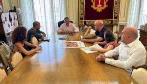 Personas con discapacidad de Aspadec, Apromips y Cadig Crisol reciben entradas solidarias de la Feria Taurina de San Julián