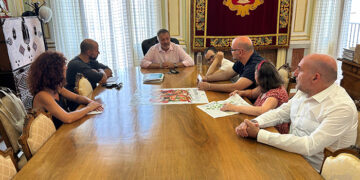 Personas con discapacidad de Aspadec, Apromips y Cadig Crisol reciben entradas solidarias de la Feria Taurina de San Julián