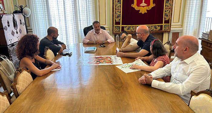 Personas con discapacidad de Aspadec, Apromips y Cadig Crisol reciben entradas solidarias de la Feria Taurina de San Julián