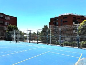 Mejora en la pista polideportiva del Barrio de los Manantiales con nueva red de protección 2 Pista Manantiales