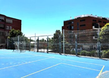 Mejora en la pista polideportiva del Barrio de los Manantiales con nueva red de protección
