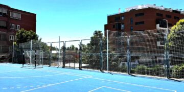 Mejora en la pista polideportiva del Barrio de los Manantiales con nueva red de protección